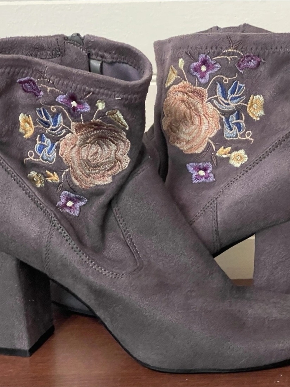 CARLOS SANTANA EMBROIDERED BLOCK HEEL ANKLE BOOTS